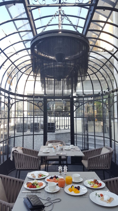 Petit-dejeuner dans un cadre romantique Petit-dejeuner dans un cadre romantique