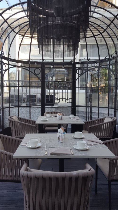 Verriere sur la terrasse du restaurant Verriere sur la terrasse du restaurant