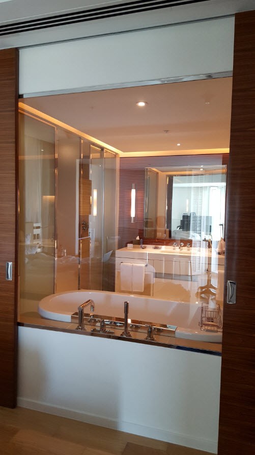 Vitre entre la baignoire et la chambre Vitre entre la baignoire et la chambre