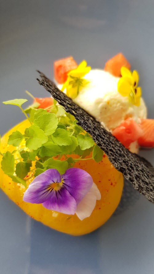Tomates de couleurs, chèvre frais, pastèques et tuiles croustillantes Tomates de couleurs, chèvre frais, pastèques et tuiles croustillantes