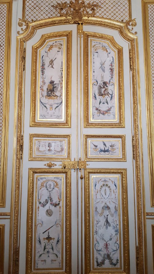 Porte avec dorure et singeries Porte avec dorure et singeries