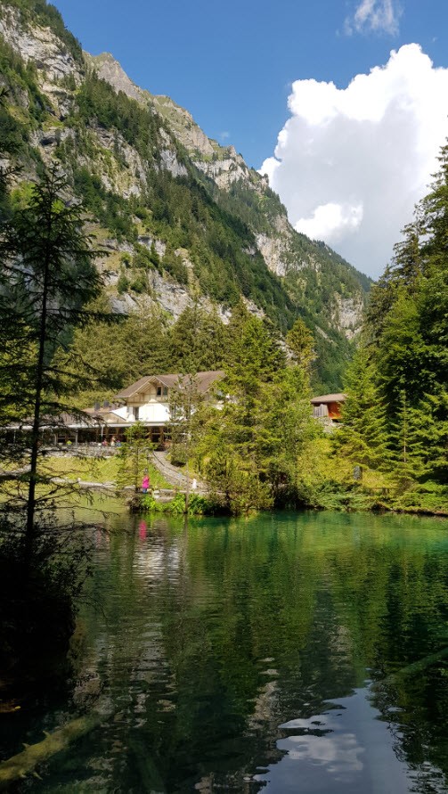 Lac turquoise magnifique en Suisse pour balade Lac turquoise magnifique en Suisse pour balade