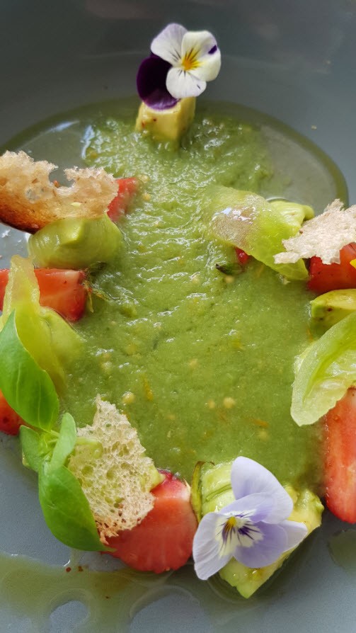 Gaspacho vert, avocats, fraises de pays et basilic Gaspacho vert, avocats, fraises de pays et basilic