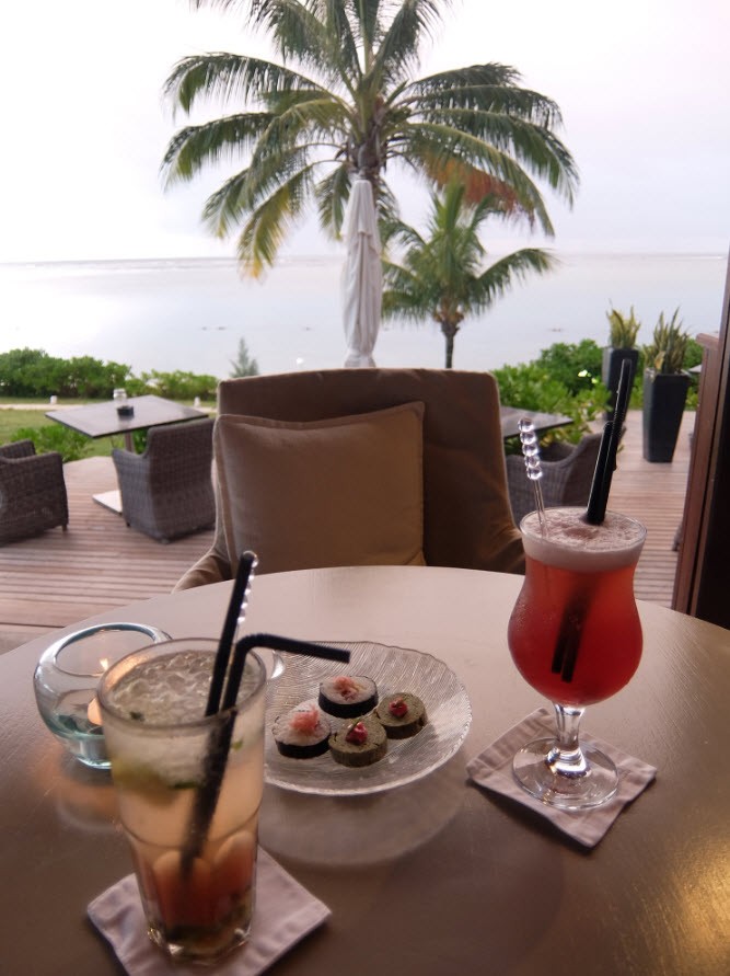 Aperitif au bar avec coucher du soleil Aperitif au bar avec coucher du soleil