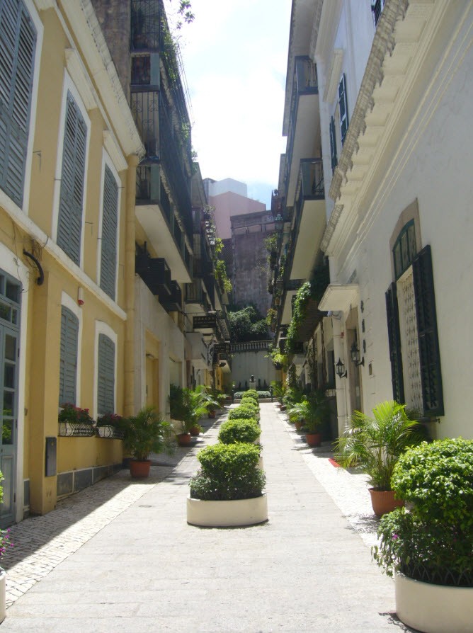 Ruelle de cette ancienne colonie portugaise Ruelle de cette ancienne colonie portugaise