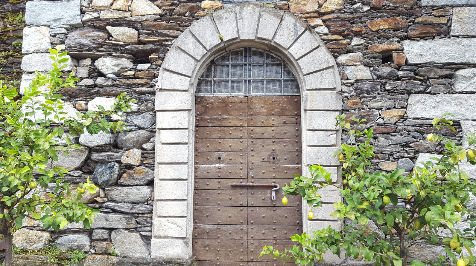Vieille porte en bois et pierre