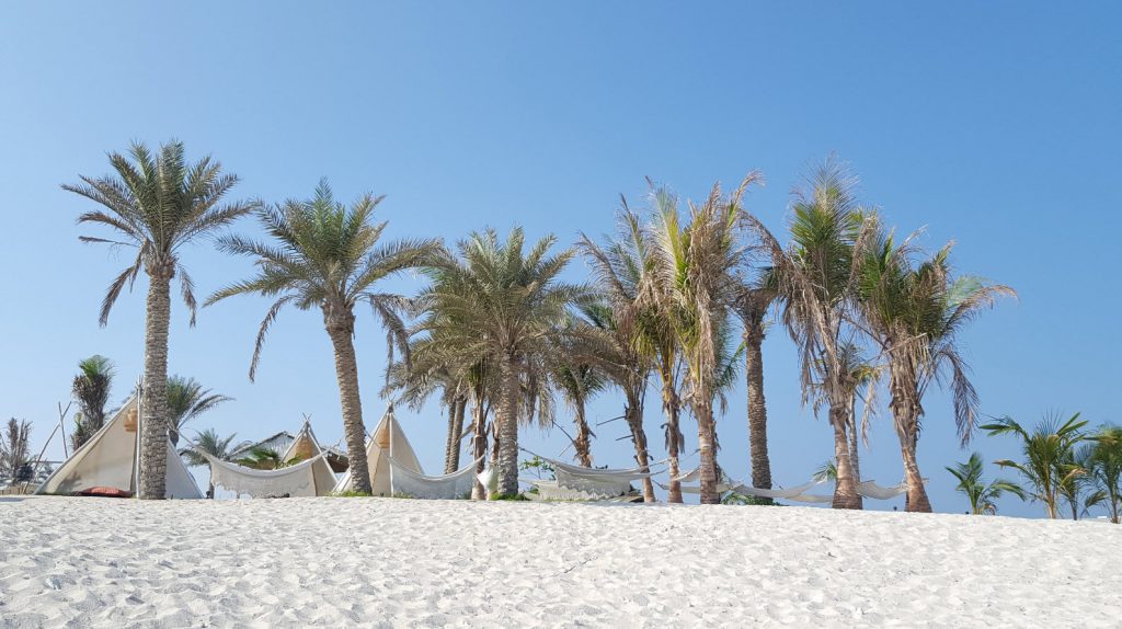 Smokin’ Pineapple Abu Dhabi’s best beach club ! Inspiration for Travellers