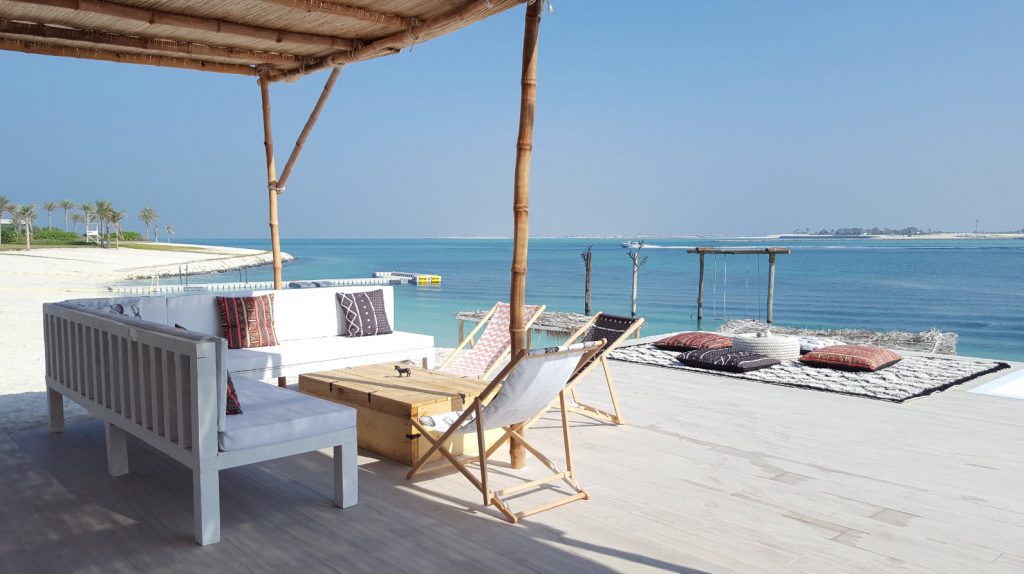 Smokin’ Pineapple Abu Dhabi’s best beach club ! Inspiration for Travellers