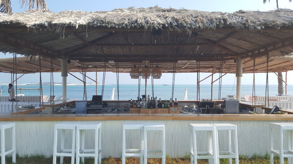 Smokin’ Pineapple Abu Dhabi’s best beach club ! Inspiration for Travellers