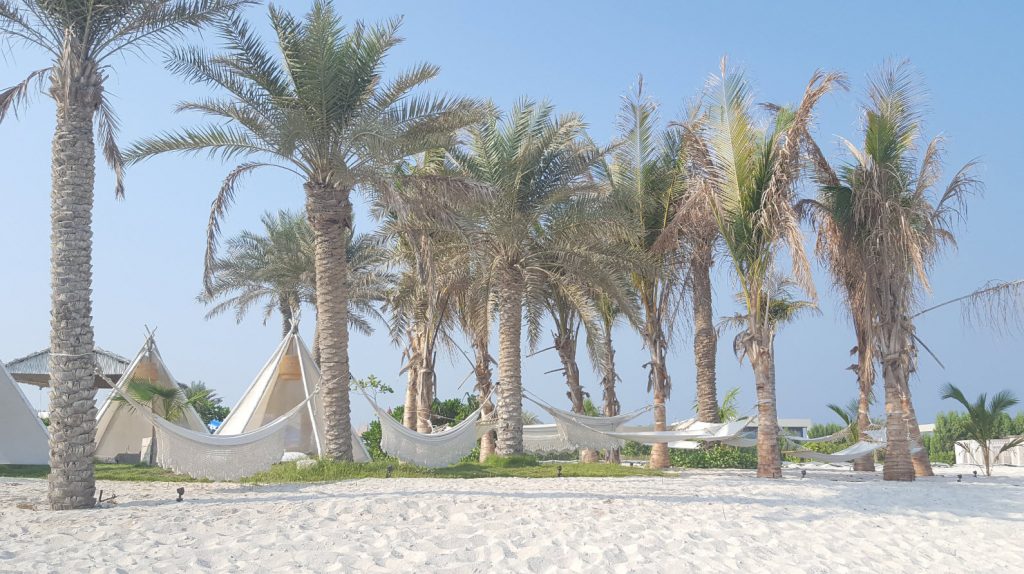 Smokin’ Pineapple Abu Dhabi’s best beach club ! Inspiration for Travellers