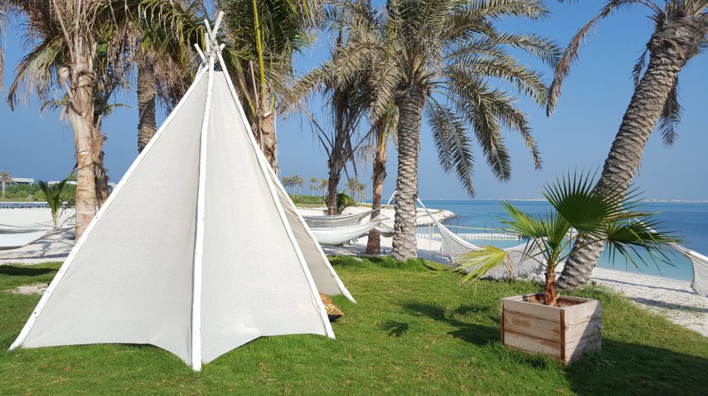 Smokin’ Pineapple Abu Dhabi’s best beach club ! Inspiration for Travellers