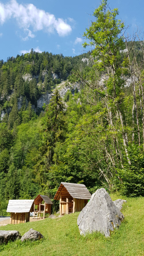 Lac turquoise magnifique en Suisse pour balade
