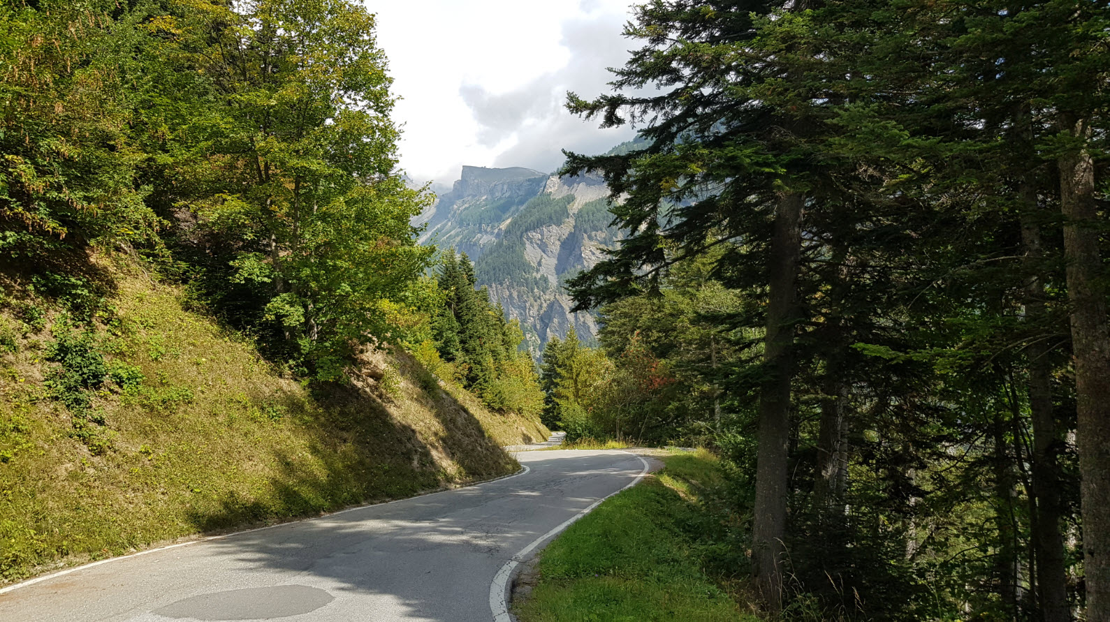 Route acces Tseuzier Valais