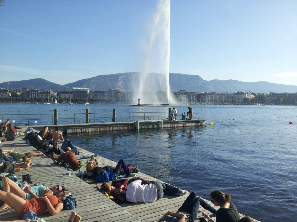 Ponton avec vue sur le jet d'eau Ponton avec vue sur le jet d'eau