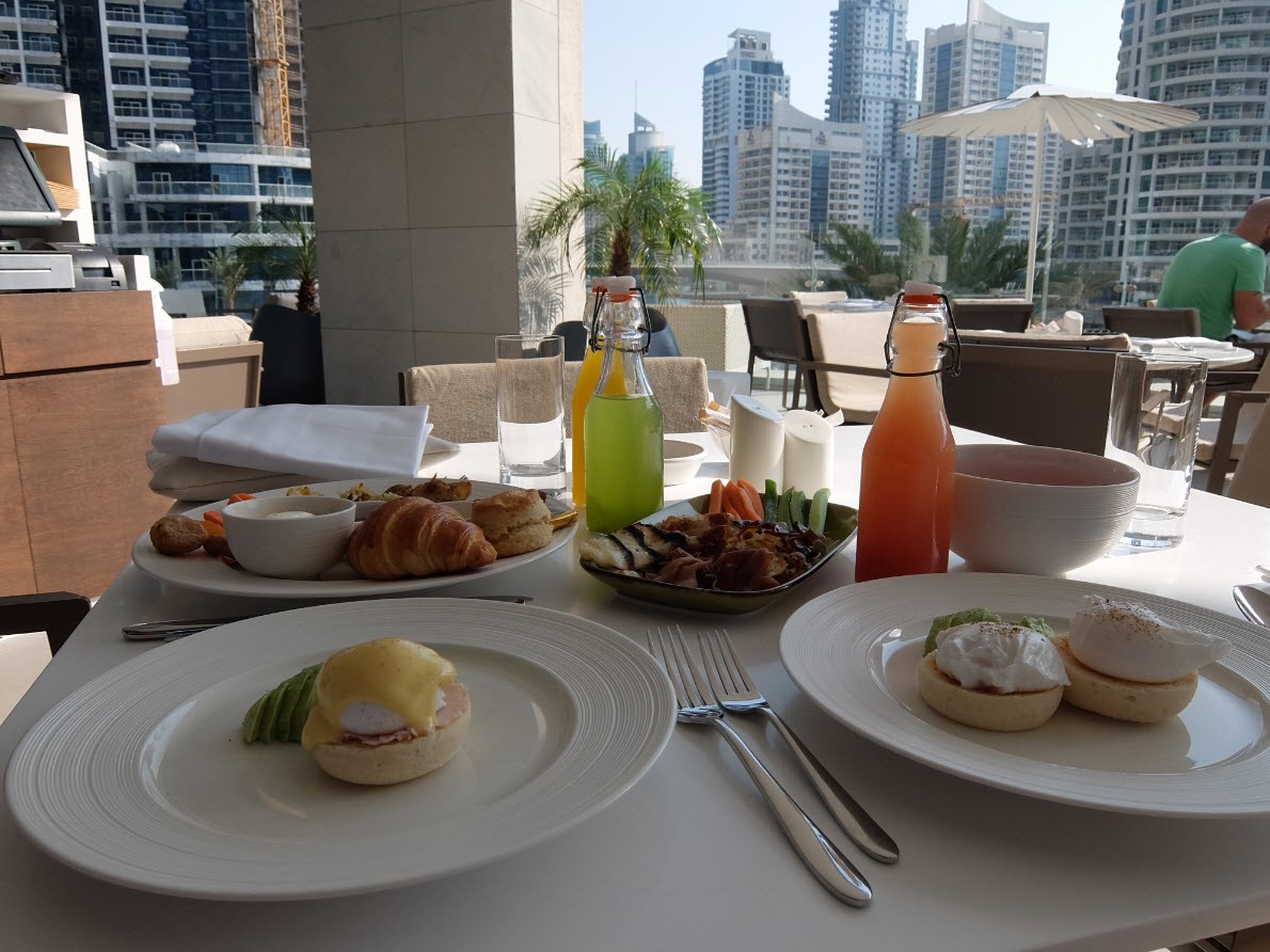 Petit-dejeuner avec vue sur la Marina Petit-dejeuner avec vue sur la Marina