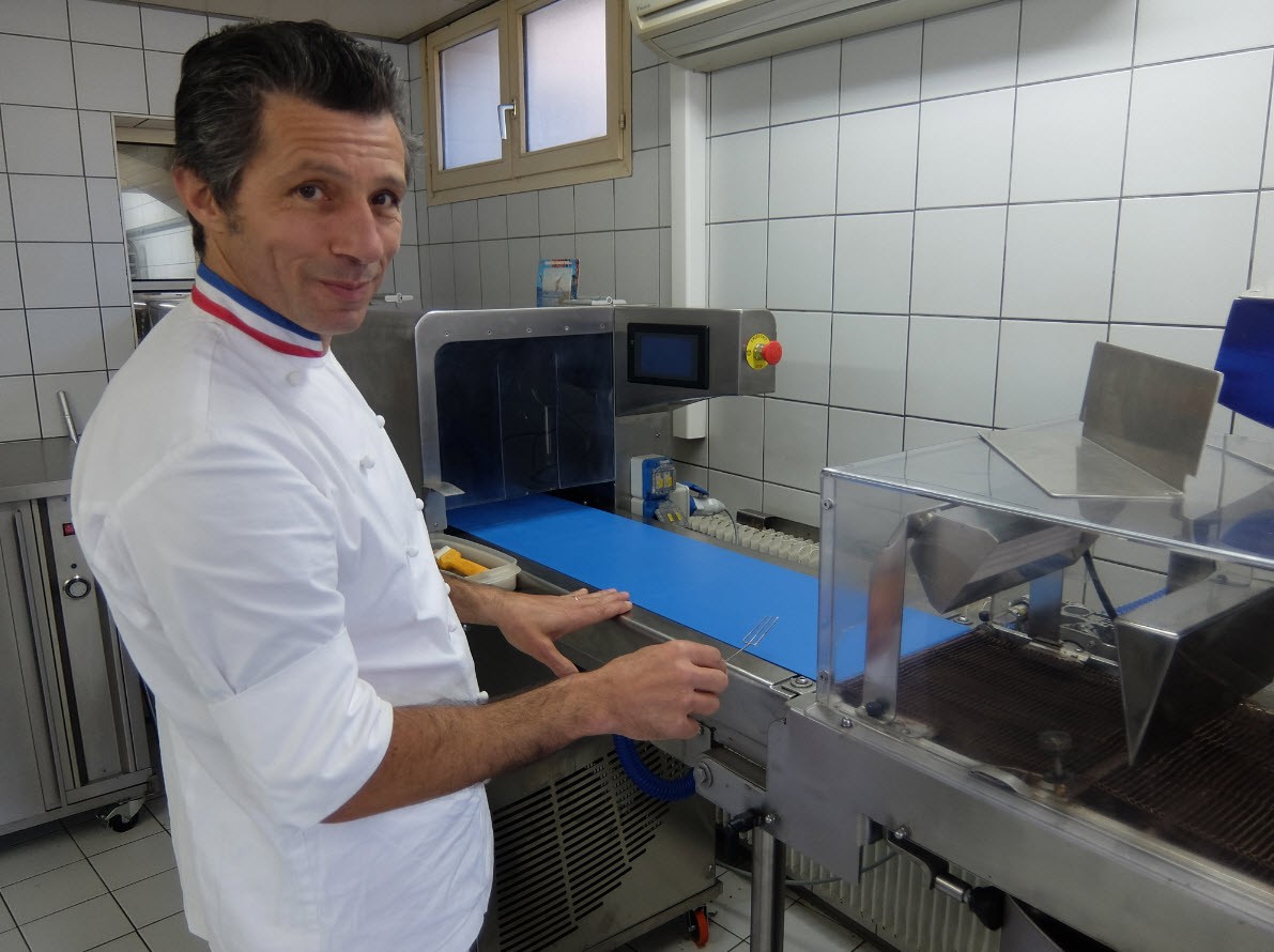 Travail manuel de preparation des chocolat Travail manuel de preparation des chocolat