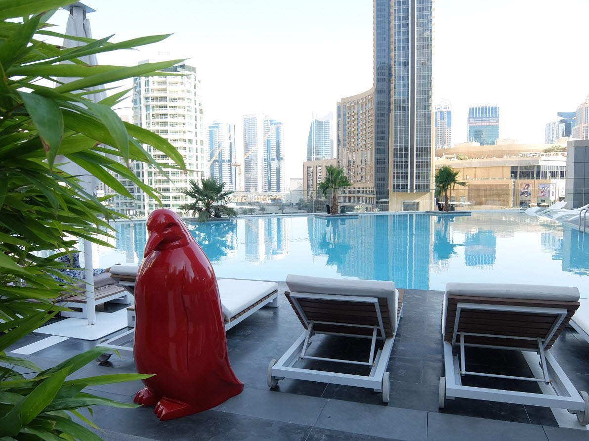 Pingouin rouge design au bord de la piscine Pingouin rouge design au bord de la piscine