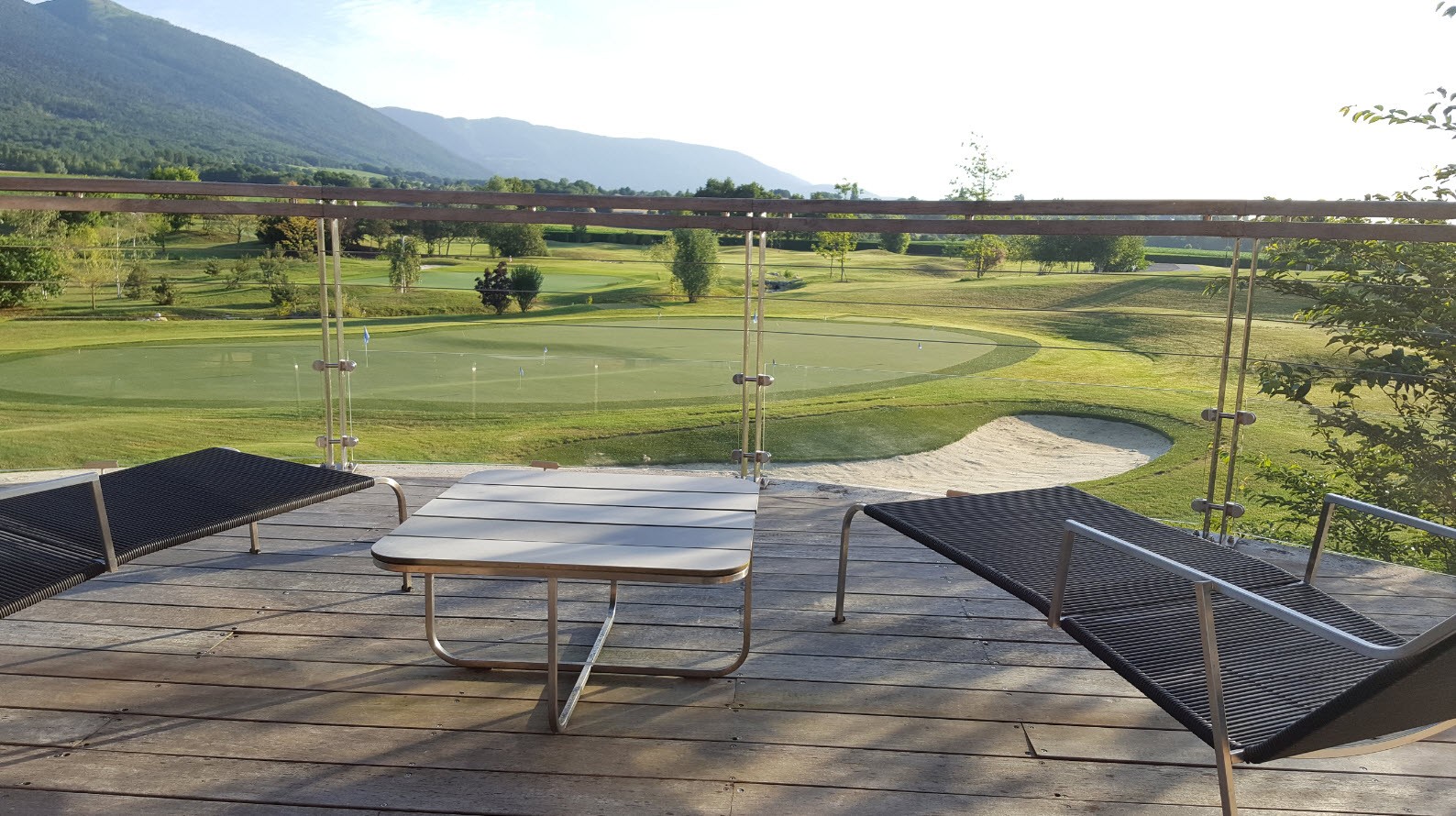 Chaises longues sur la terrasse Chaises longues sur la terrasse