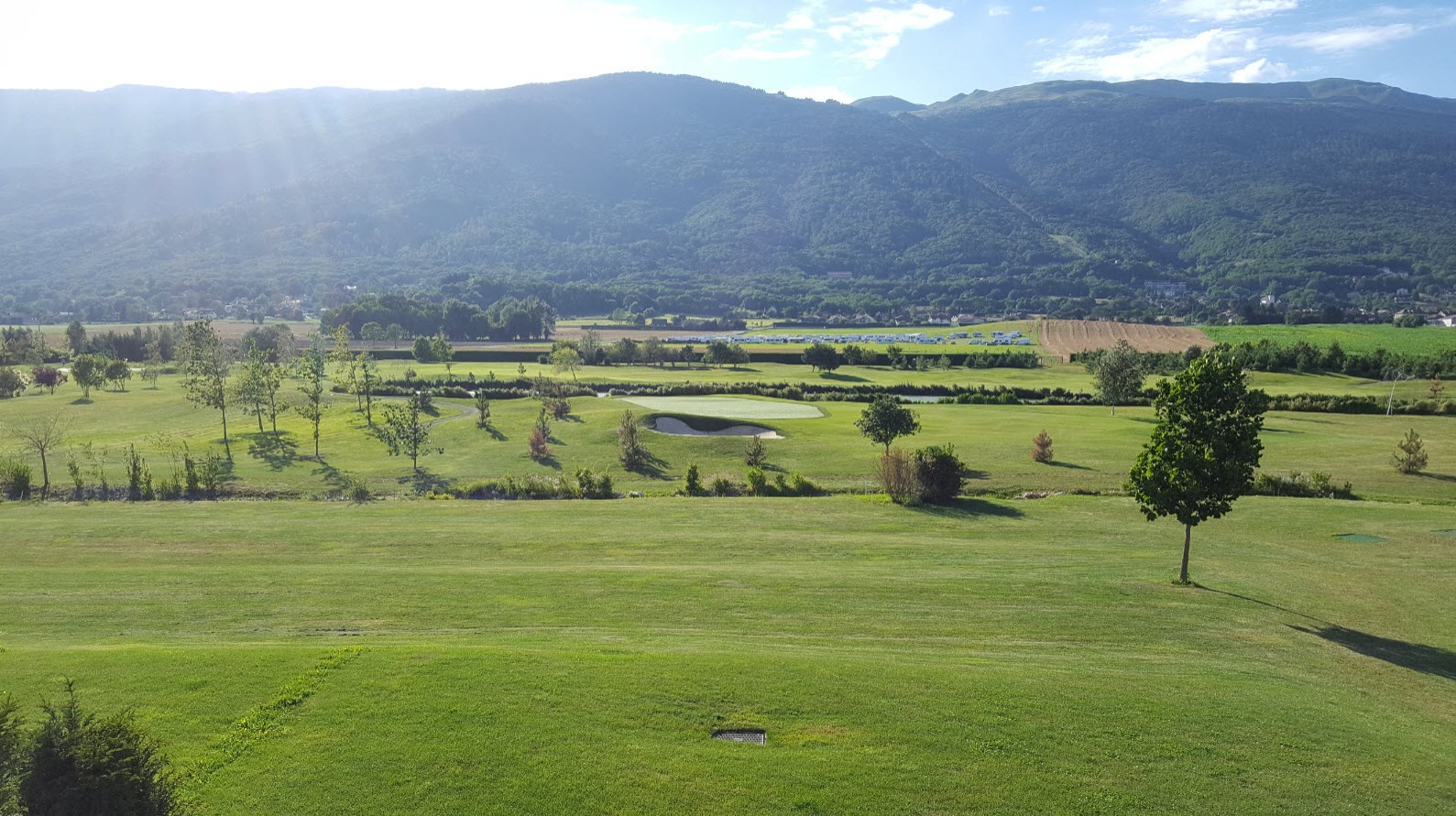 Vue sur le golf et le Jura Vue sur le golf et le Jura