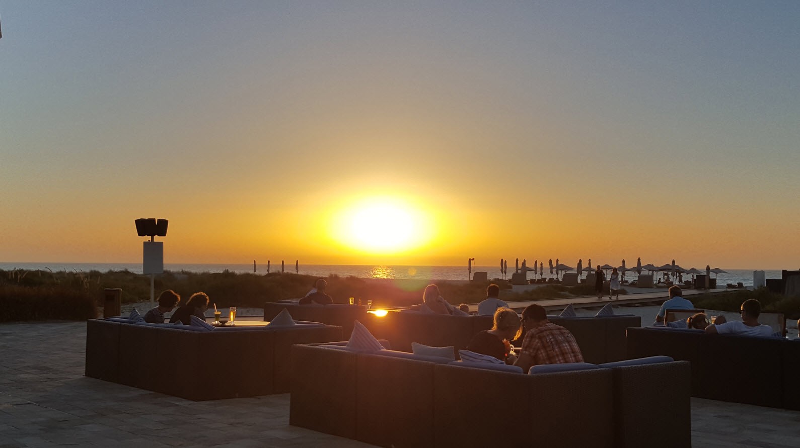 Terrasse lounge face au coucher du soleil Terrasse lounge face au coucher du soleil