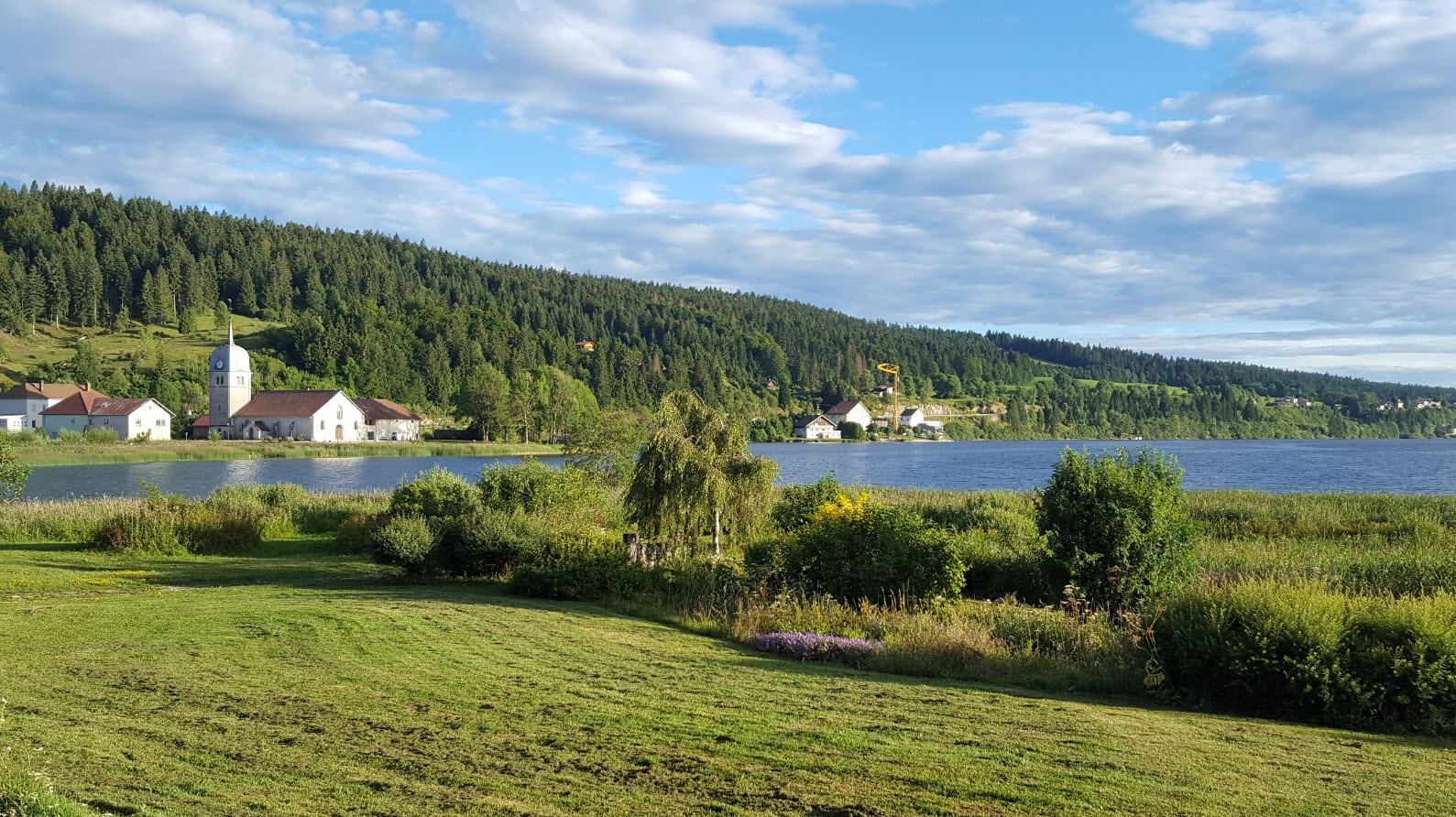 Village et lac Village et lac