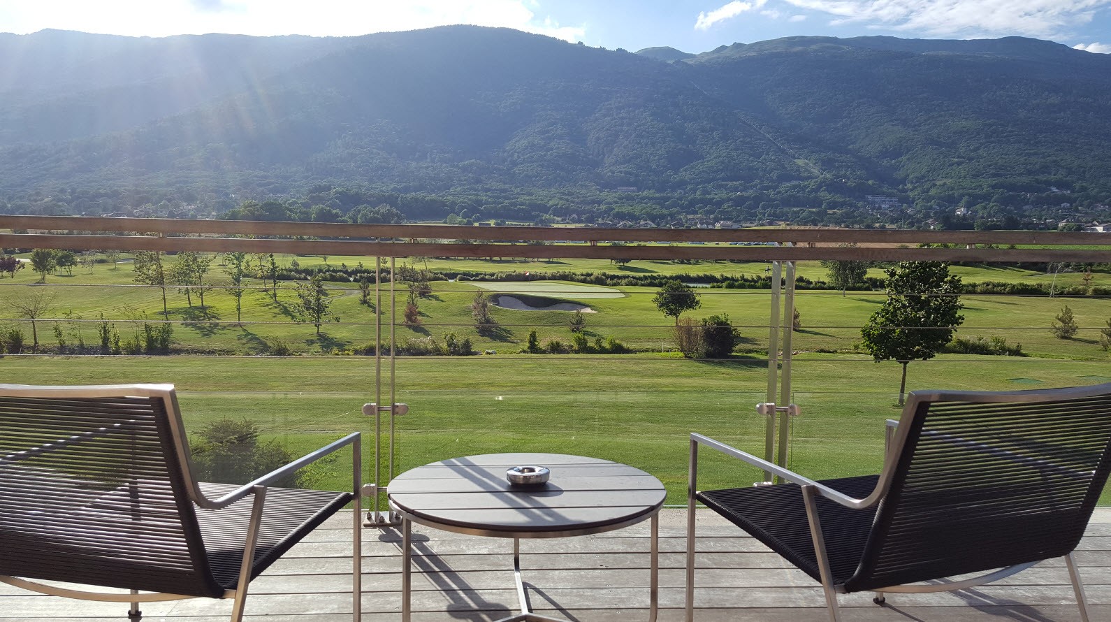 Terrasse avec vue sur le Jura Terrasse avec vue sur le Jura