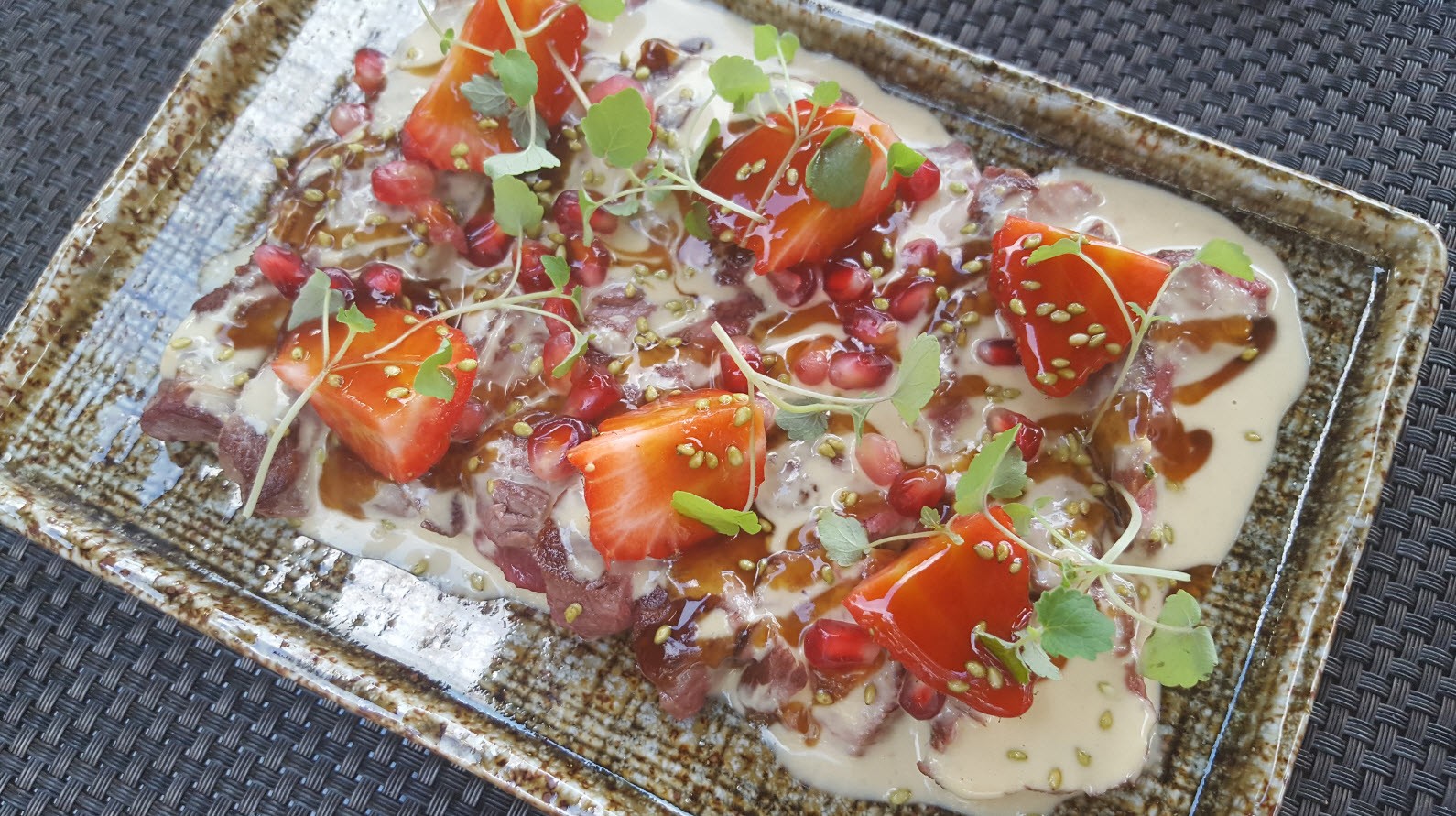 Tataki boeuf fraise grenade Tataki boeuf fraise grenade