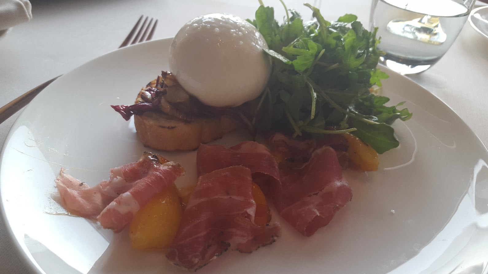 BURRATA ET PECHES GRILLEES BURRATA ET PECHES GRILLEES