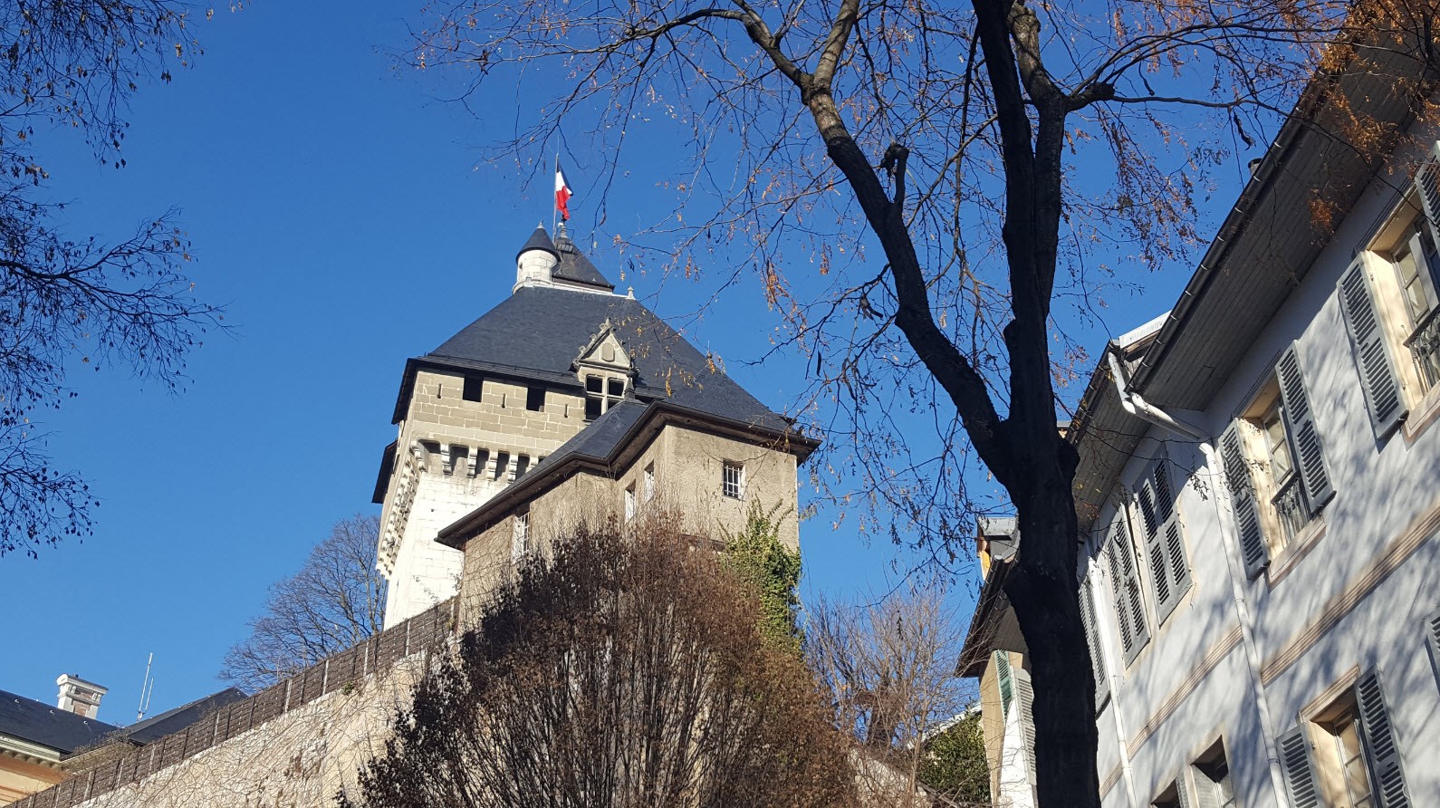 Au pied du chateau Au pied du chateau
