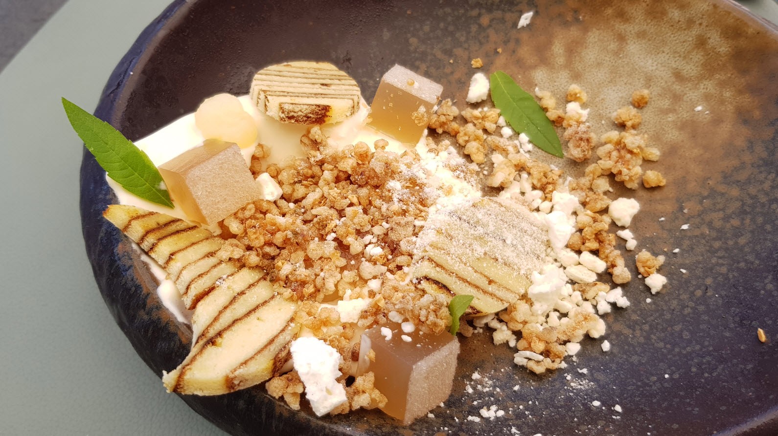 Glace sarrasin, meringue, bière blonde artisanale Glace sarrasin, meringue, bière blonde artisanale