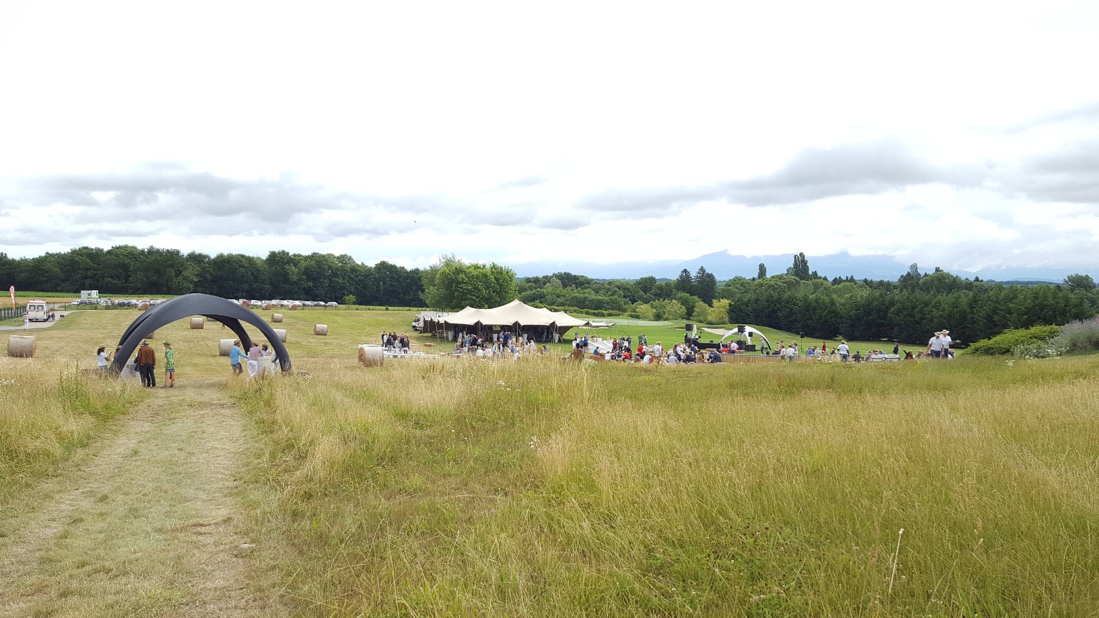 Au milieu des champs Au milieu des champs