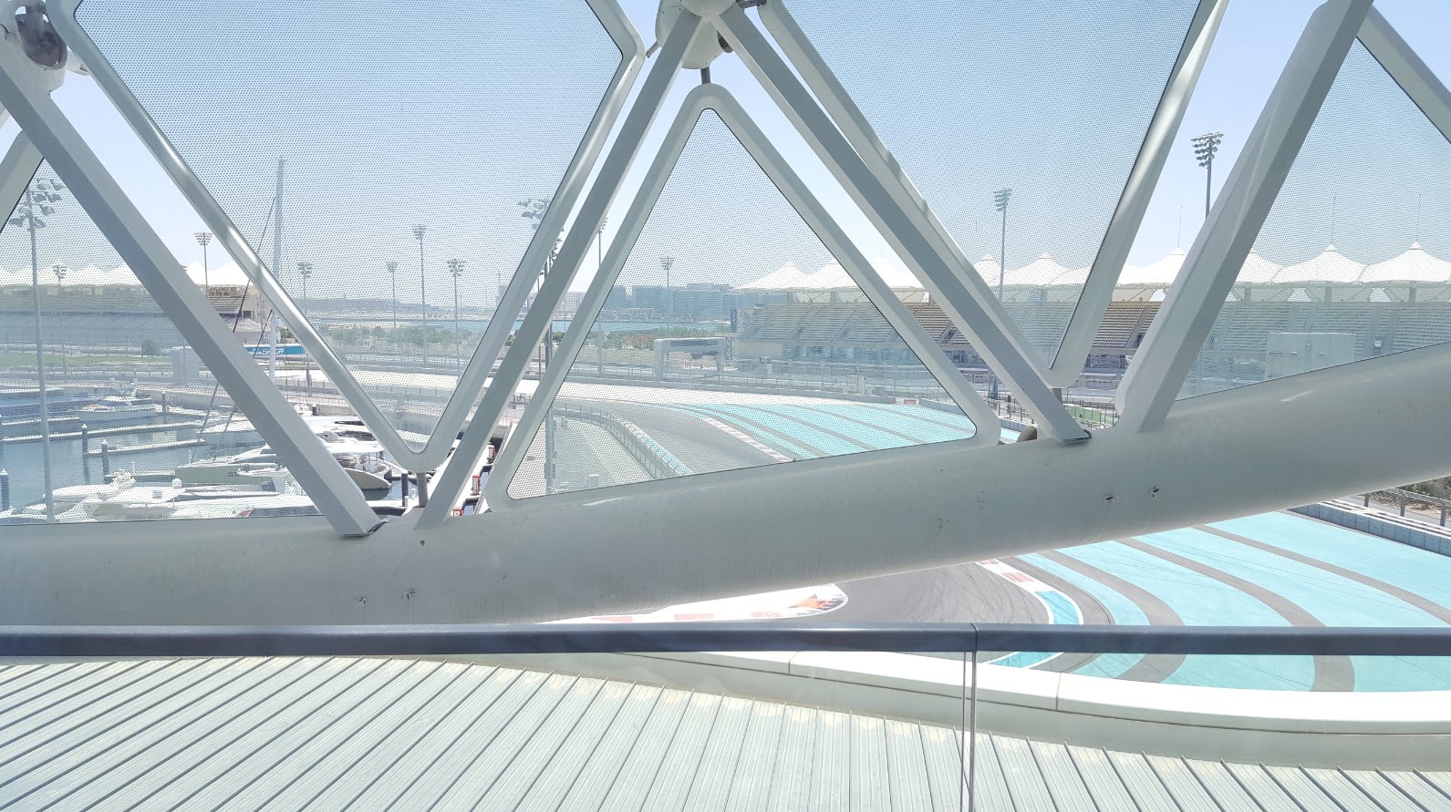 Balcon avec vue sur le circuit de F1 Balcon avec vue sur le circuit de F1
