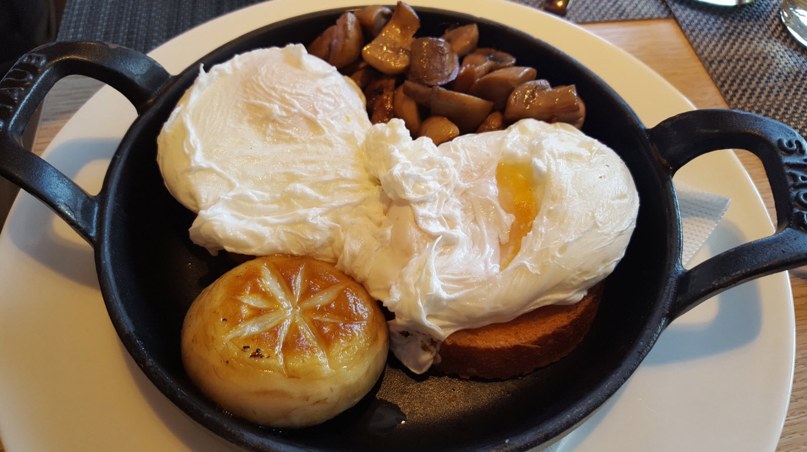 Oeufs poches et champignon Oeufs poches et champignon