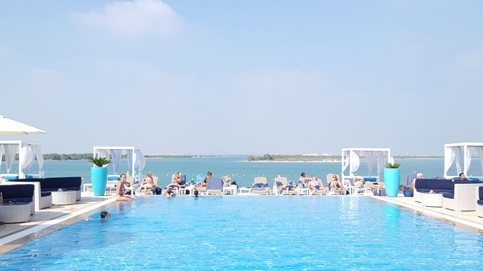 Piscine sur la plage Piscine sur la plage