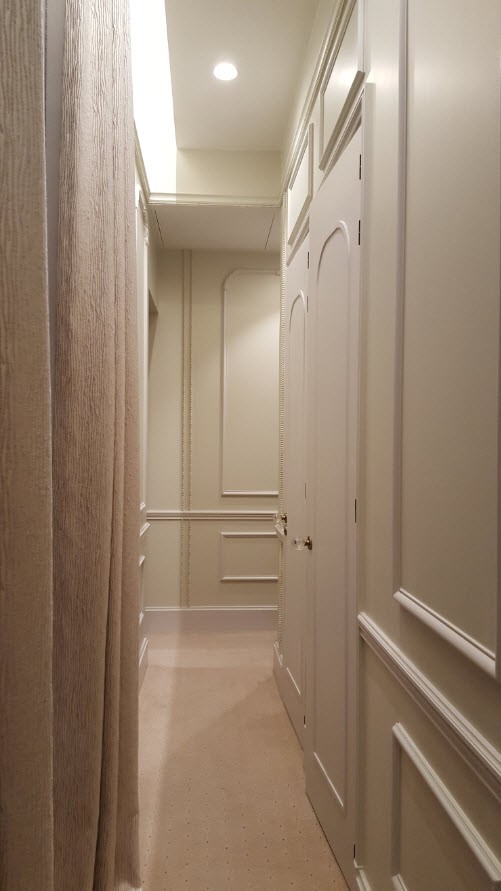 Couloir avec grande hauteur sous plafond Couloir avec grande hauteur sous plafond