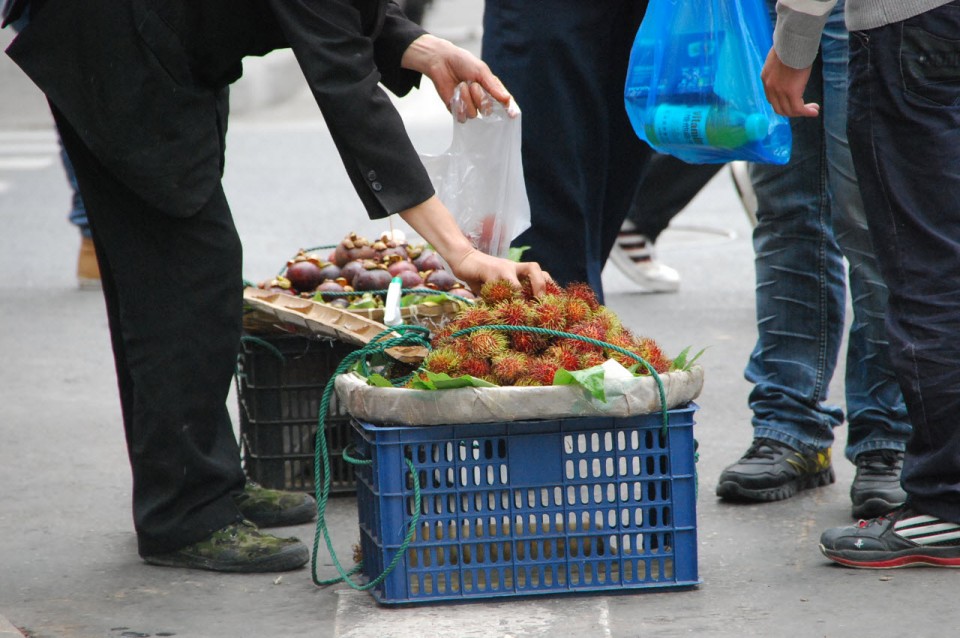 Transporteurs et vendeurs dans les rues de Shanghai