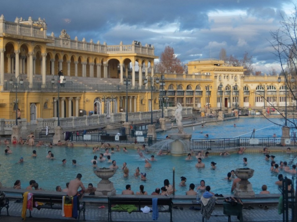 Les fameux bains thermaux Széchenyi à Budapest