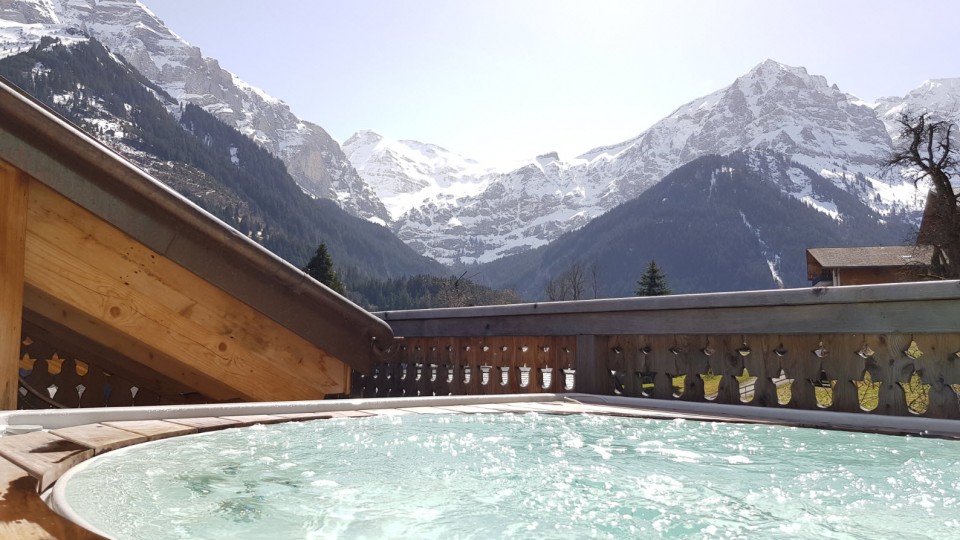 Suite avec jacuzzi dans un hôtel de charme du Valais