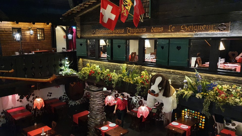Restaurant typiquement Suisse à Genève: fondue à l'Edelweiss