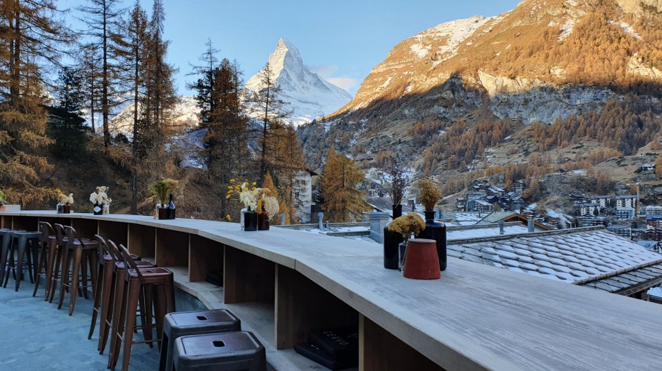 Séjour dans une Suite avec cheminée et vue Cervin au Nomad Cervo à Zermatt